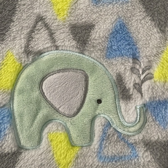 Nwt Zak and Zoey Soft & Snuggly Baby Blankets Blue & gray Triangles - Picture 3 of 4